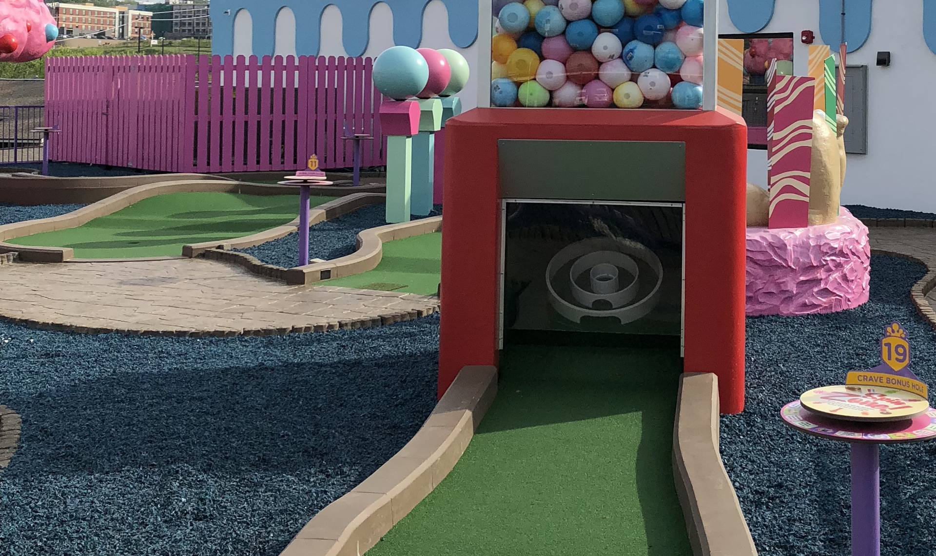 19 hole rooftop and indoor mini golf | Crave
