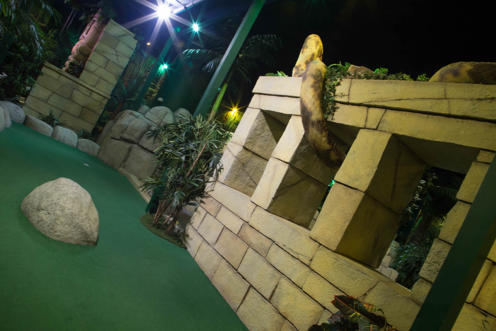 indoor adventure golf course nottingham